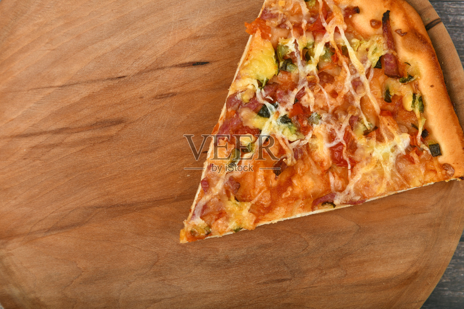 木头背景上的一片披萨。一片披萨。俯视图一片披萨。从一个空模板。平躺照片摄影图片