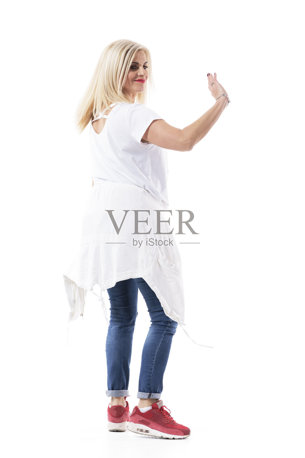 快乐的中年妇女的背影背影挥手告别。照片摄影图片