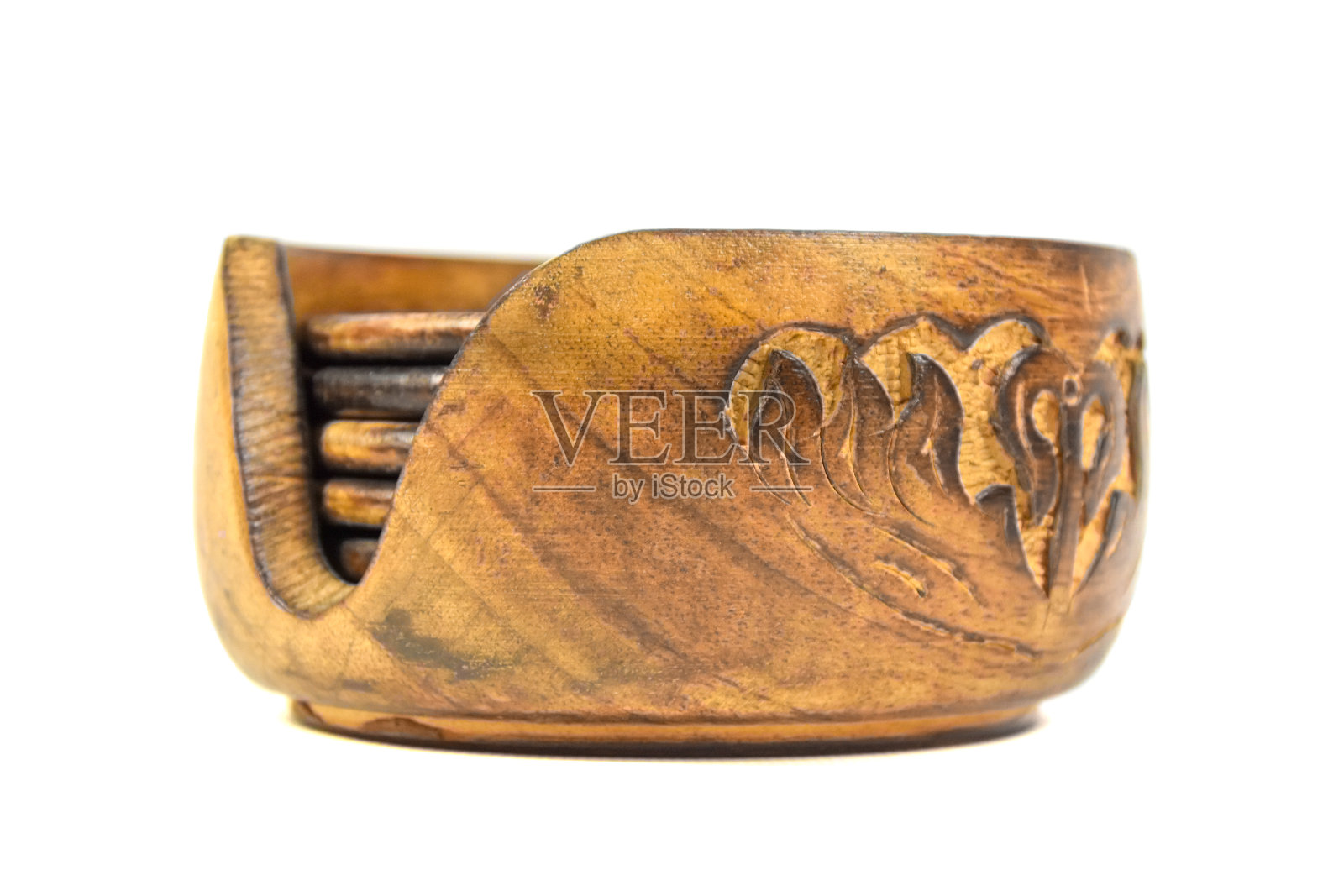 雕刻的木制杯垫,啤酒杯或茶孤立在白色的背景照片摄影图片