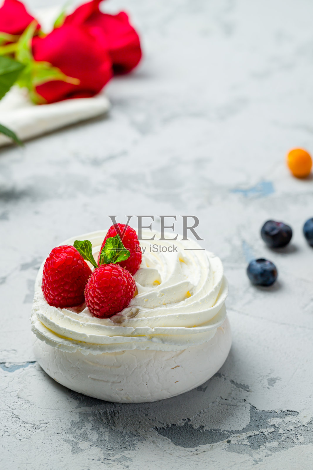 甜点安娜巴芙洛娃配覆盆子照片摄影图片