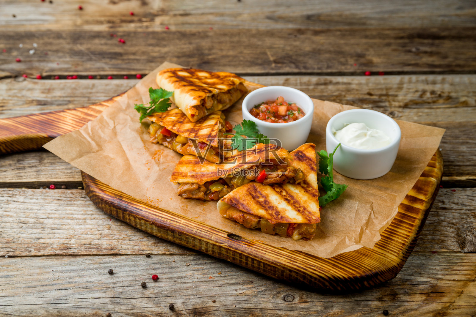 木桌上有鸡肉和酱汁的墨西哥玉米饼照片摄影图片