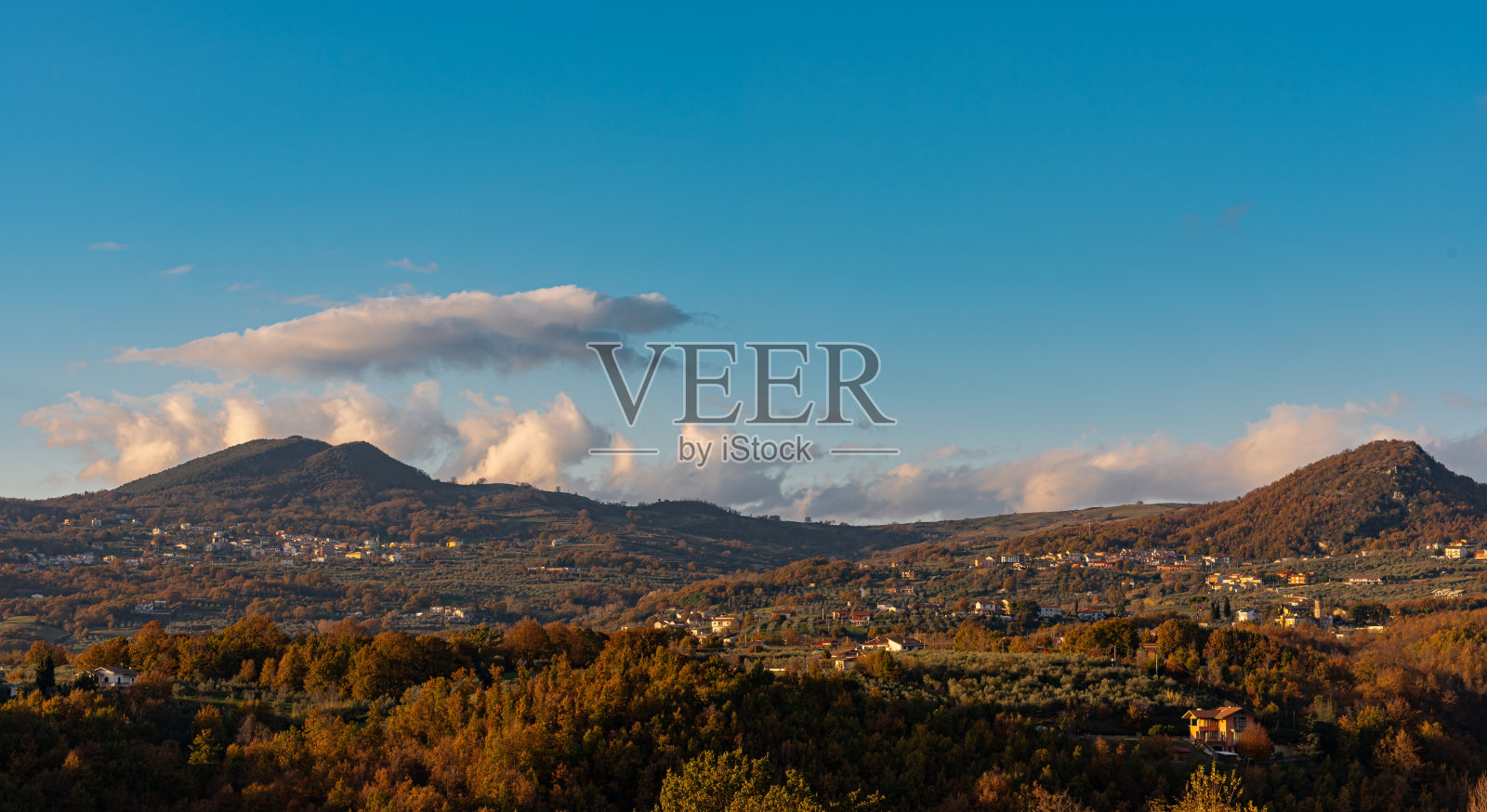 莫利塞,秋天的风景。从Isernia城观看。照片摄影图片