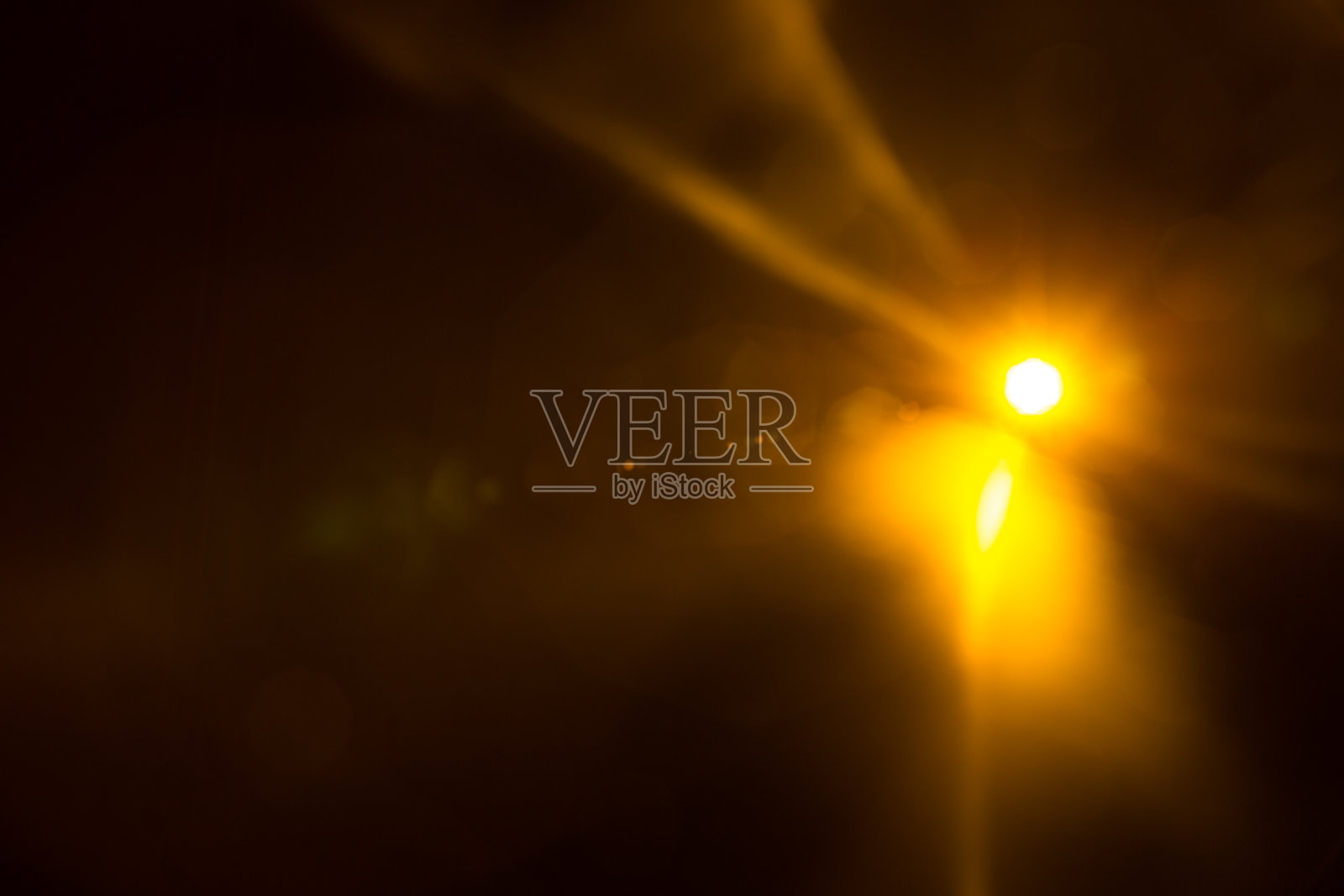 黑色上自然的太阳耀斑照片摄影图片