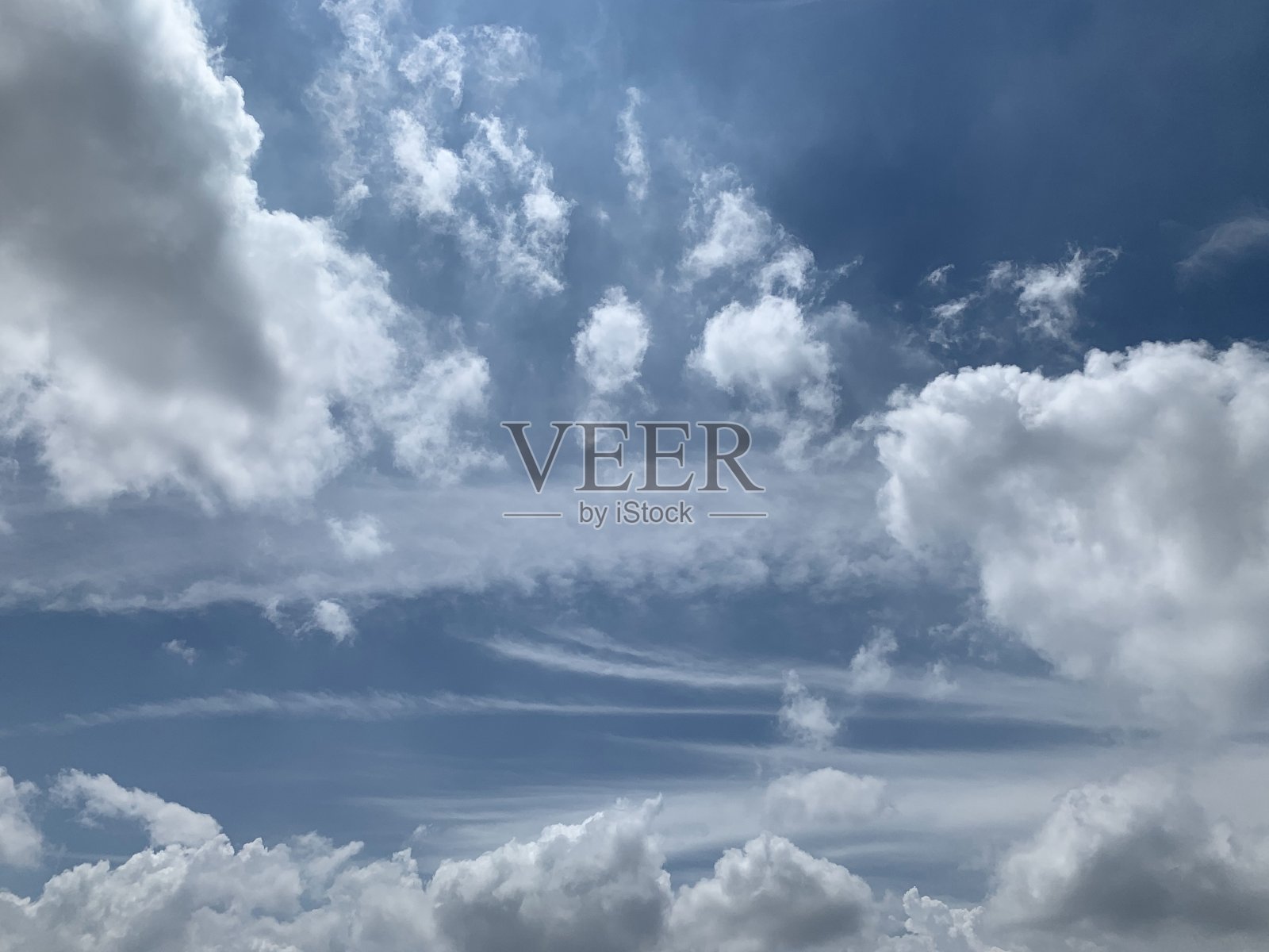 美丽的天空,蓝色和白色的云。照片摄影图片