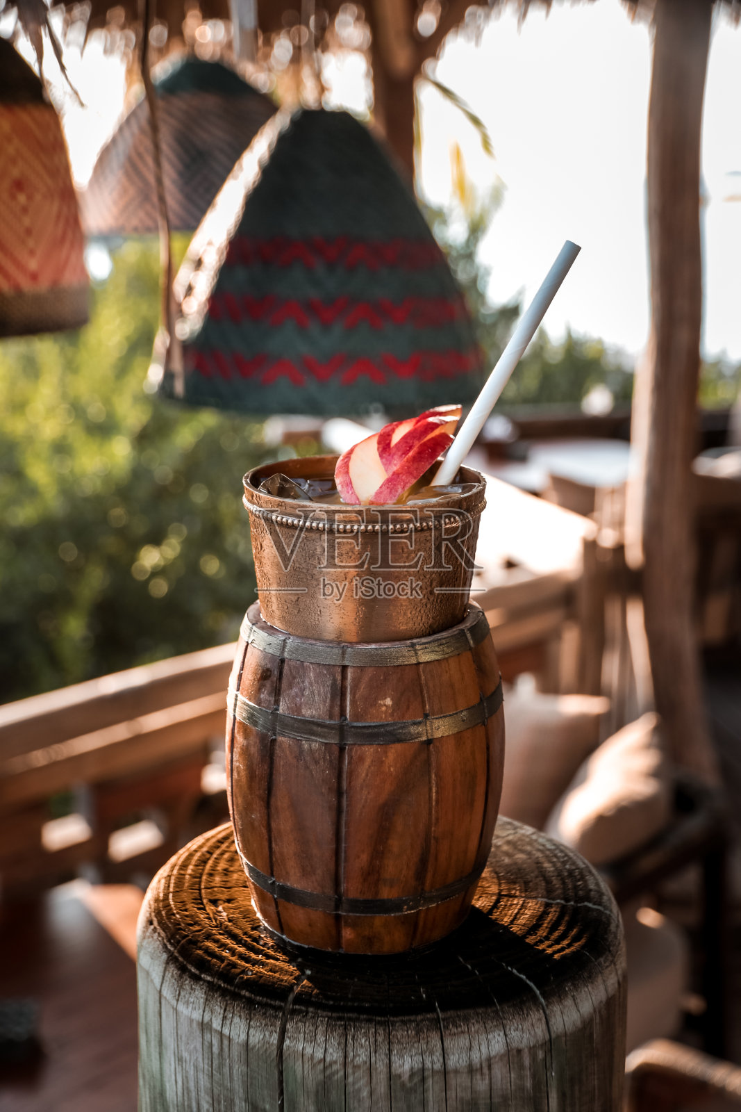 热带朗姆酒棕榈叶鸡尾酒照片摄影图片