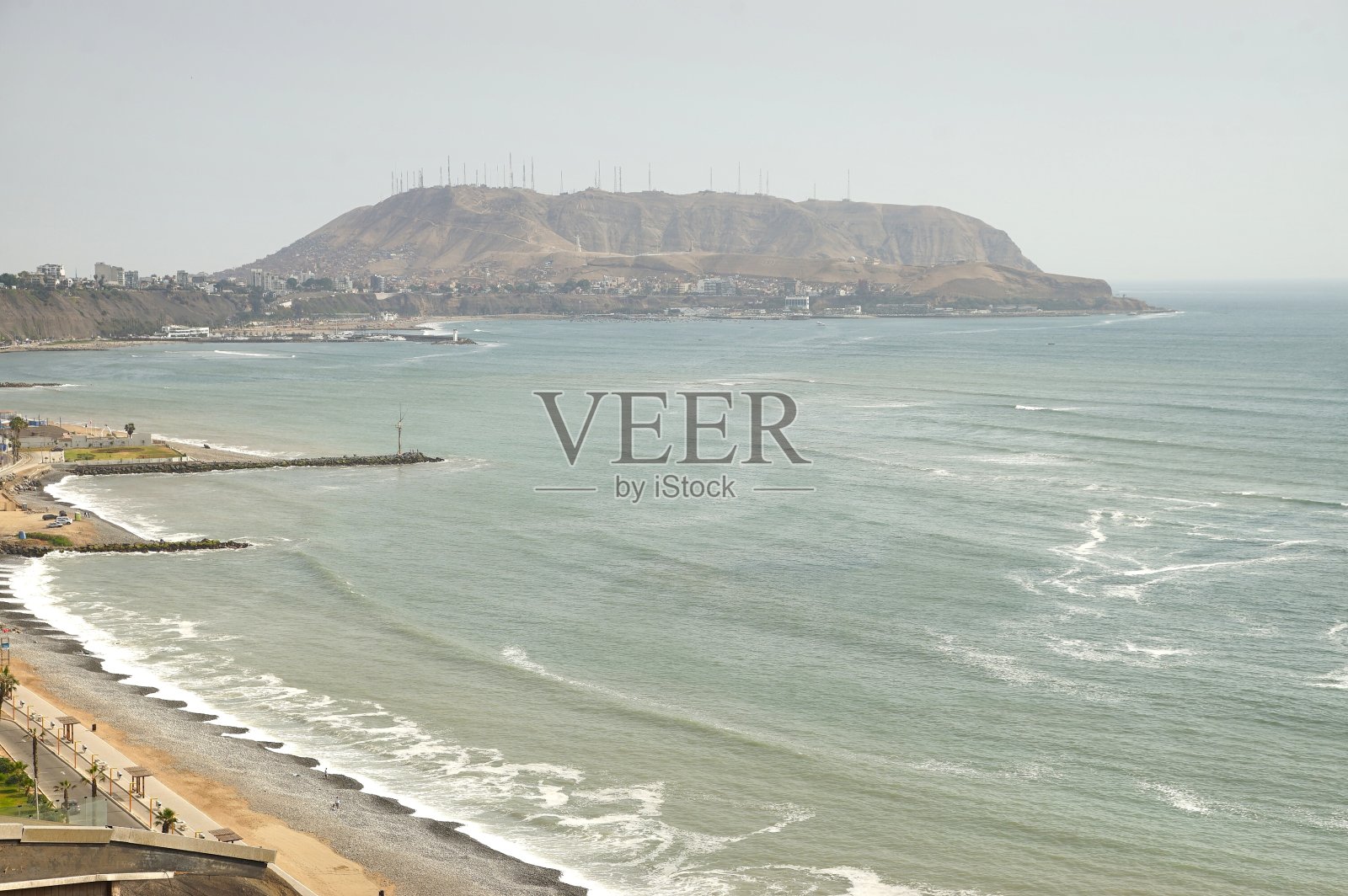 米拉弗洛雷斯区是秘鲁利马中部最受欢迎的海滩之一照片摄影图片