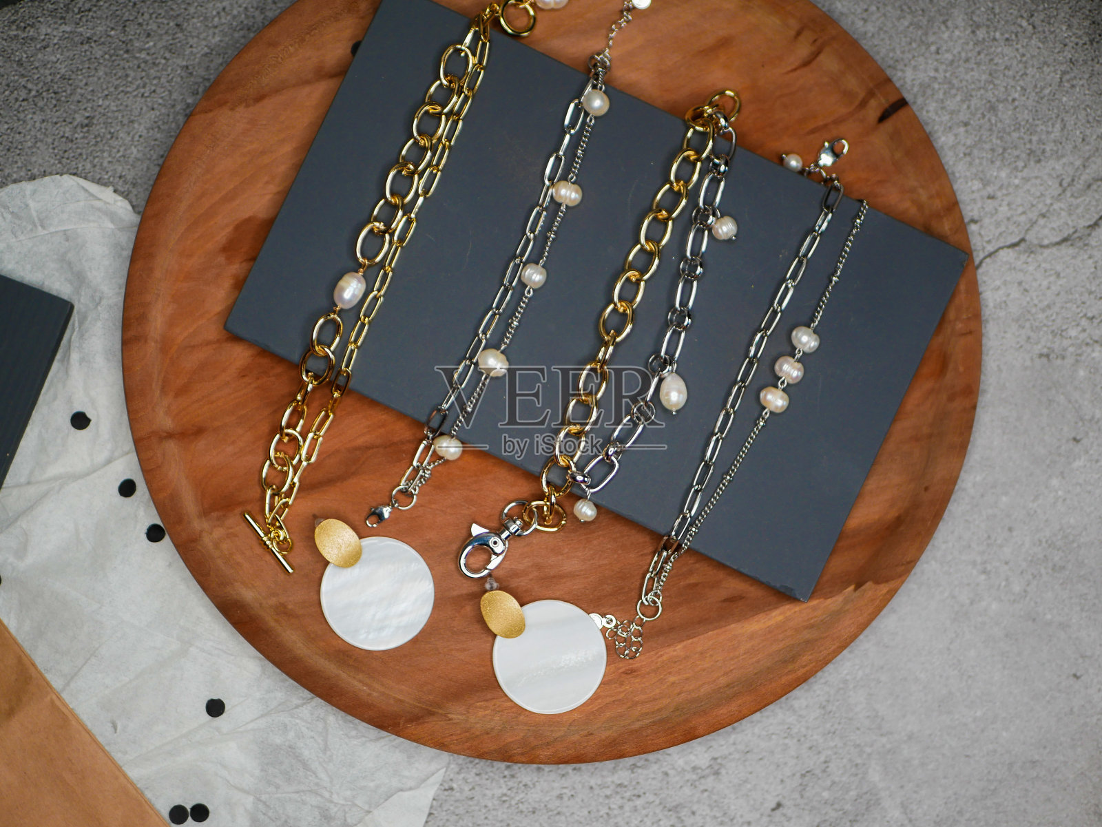 珍贵的手工制作的珠宝。情人节。情人节送给你心爱的人一份珍贵的礼物。宝贵的珠宝。购买贵金属照片摄影图片