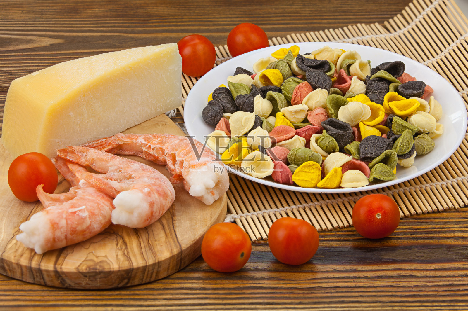 美味的有大虾的意大利面照片摄影图片