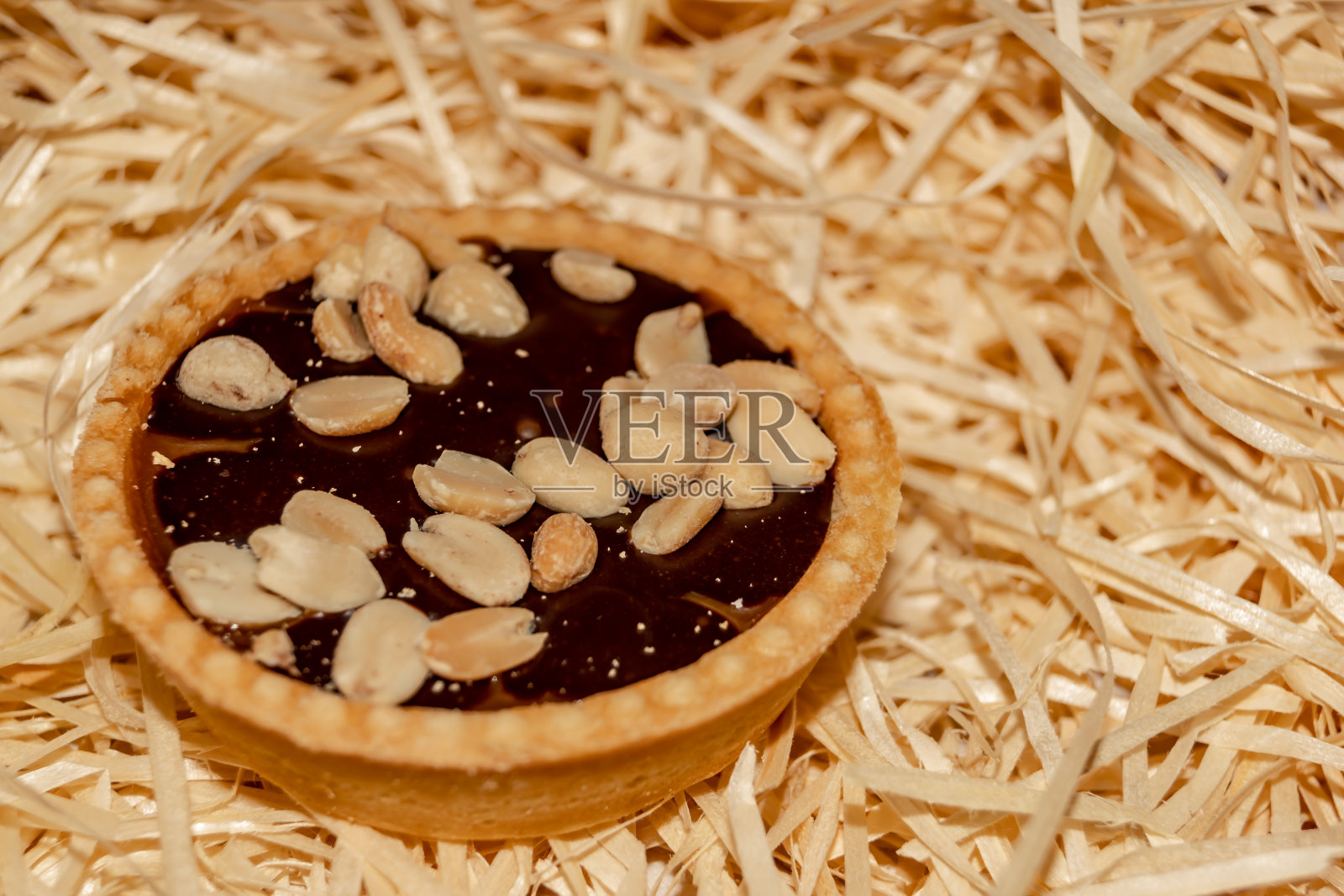 焦糖坚果馅饼。照片摄影图片