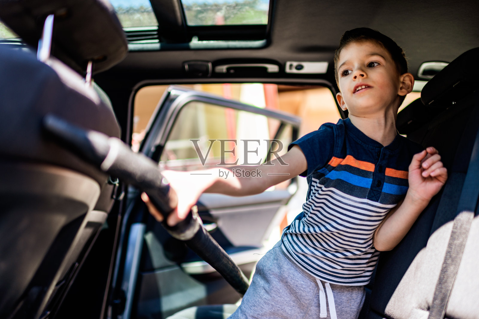男孩清洗家庭汽车内部照片摄影图片