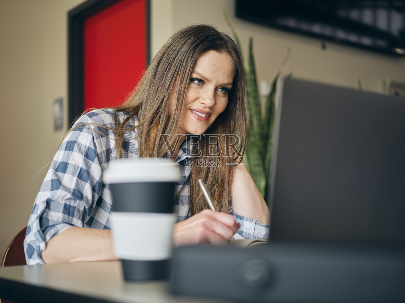 在现代开放式办公室工作的女人照片摄影图片