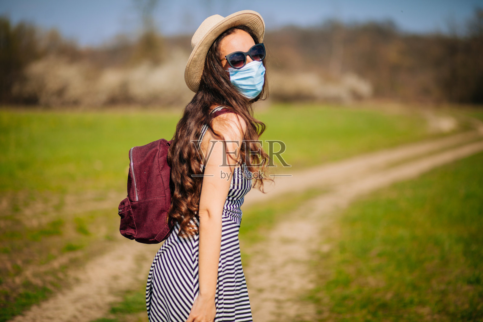 戴着保护面罩的大自然中的女人照片摄影图片