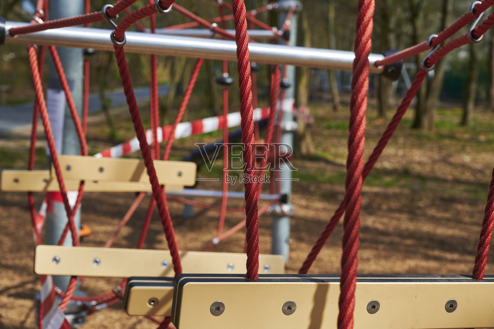 德国柏林的儿童游乐场因Covid-19病毒而关闭。照片摄影图片