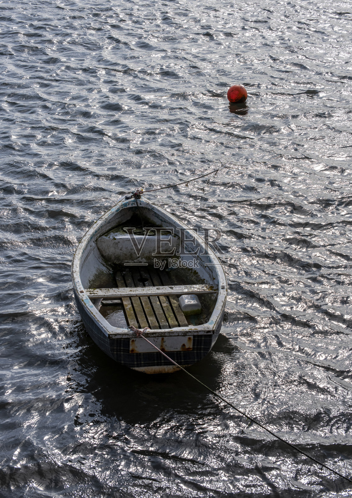 苏格兰法夫的一个港口停泊着一艘小船。照片摄影图片