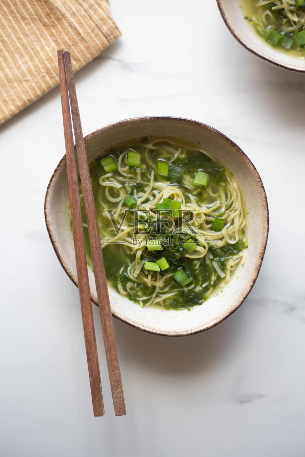 素食无麸质鹰嘴豆面配甘蓝照片摄影图片