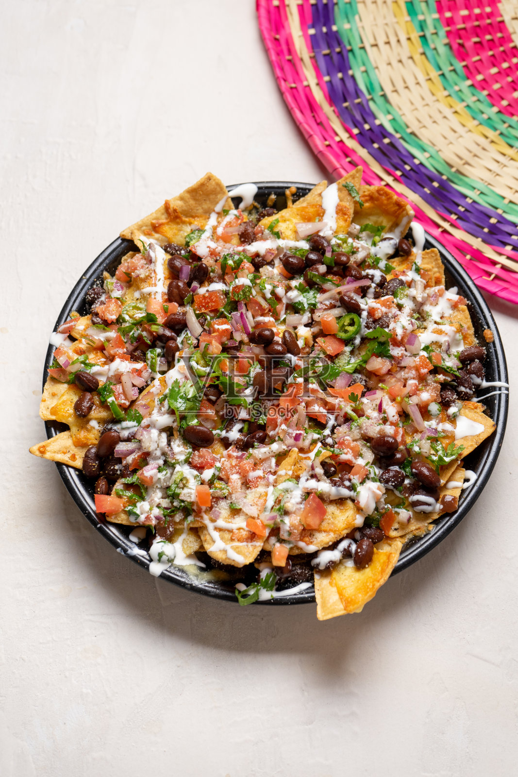 墨西哥玉米片配豆子和白背景酱汁照片摄影图片