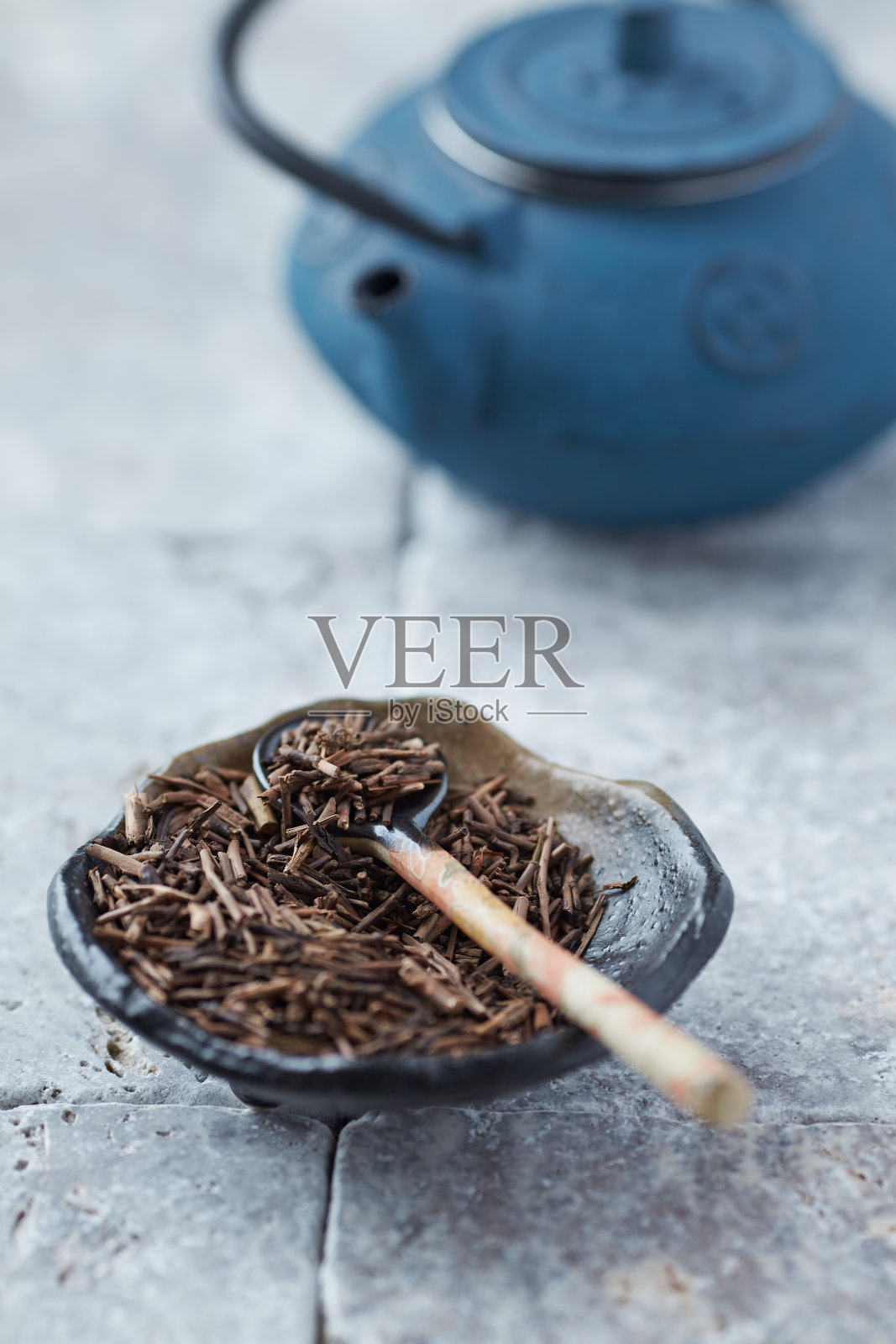 在明亮的石头背景上干燥的鲁伊博斯茶叶。关闭了。照片摄影图片