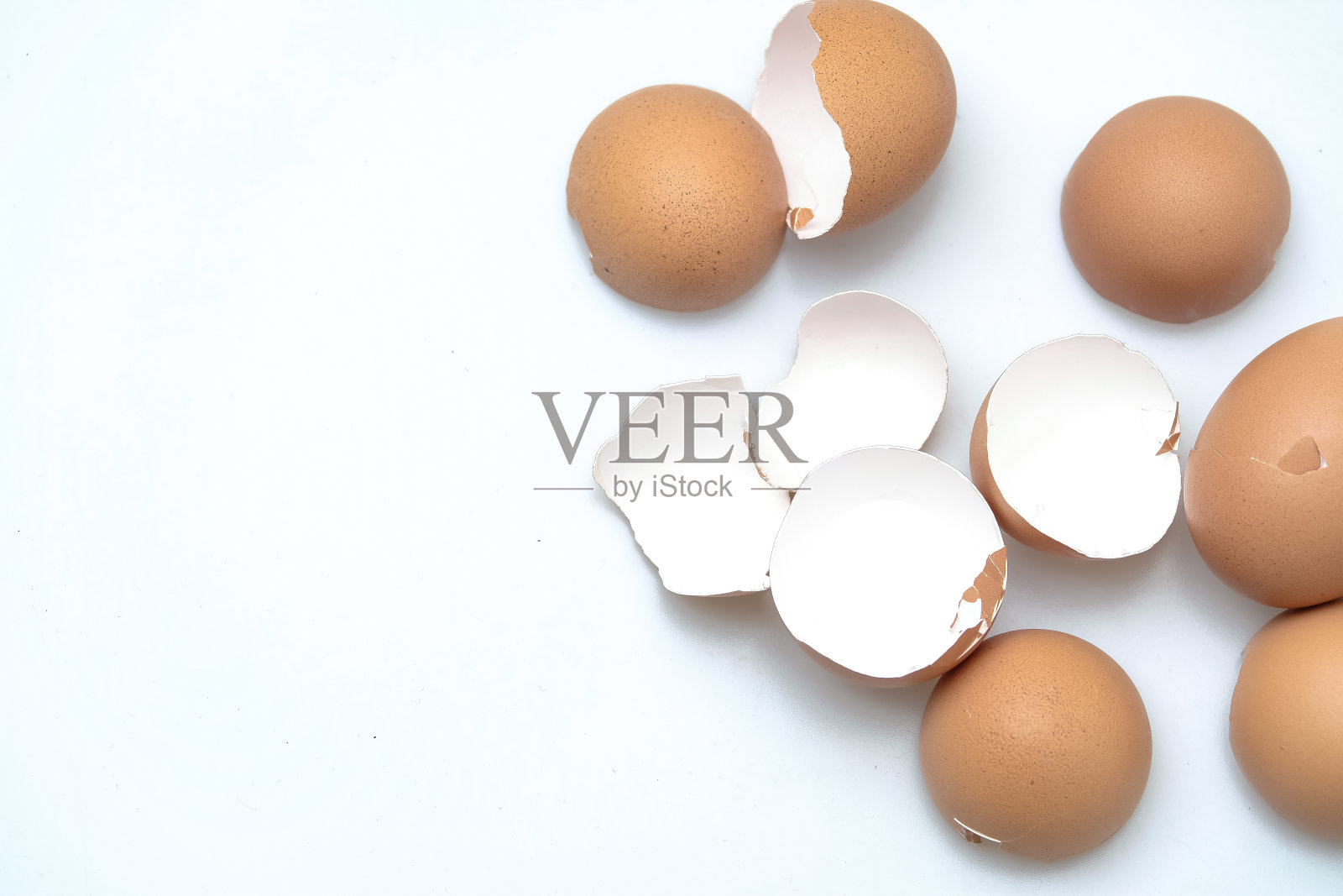 白色背景上的碎蛋照片摄影图片