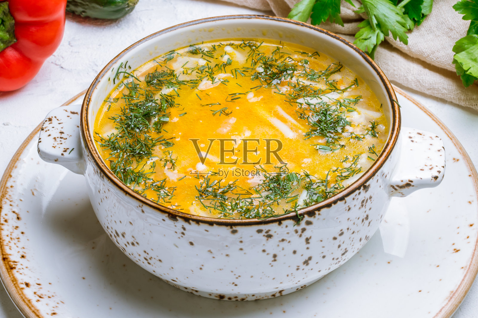 用盘子盛鸡汤照片摄影图片