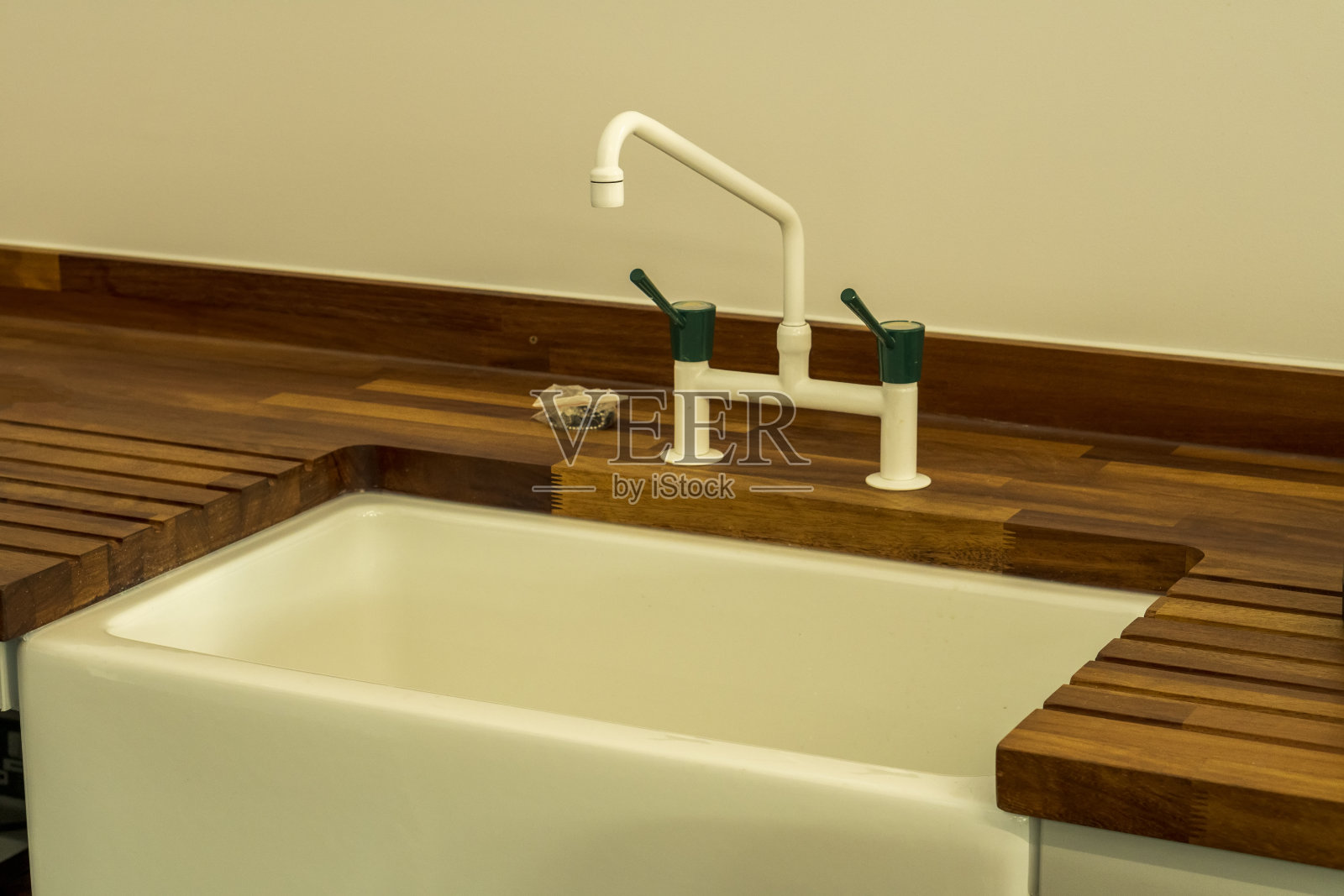 一个带有水龙头的矩形厨房水槽的细节照片摄影图片