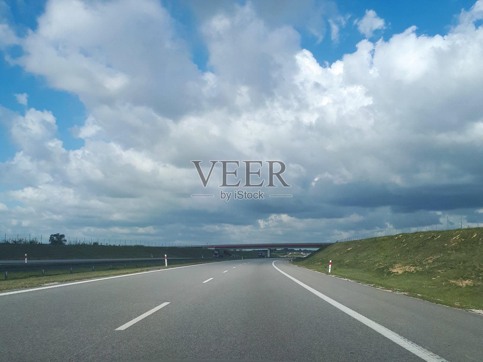 空公路作为一种旅行和运输的概念。波兰的柏油路。周游全国。照片摄影图片