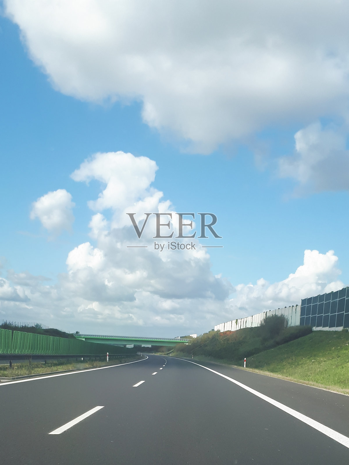 空公路作为一种旅行和运输的概念。波兰的柏油路。周游全国。照片摄影图片