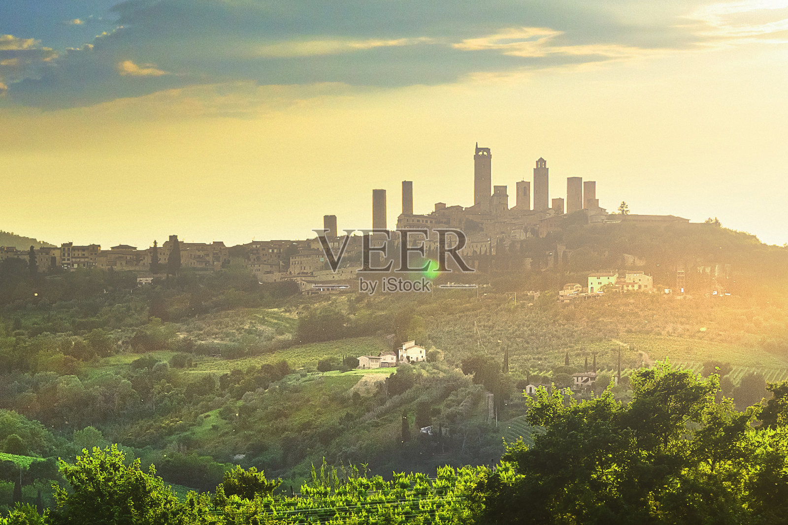 圣吉米尼亚诺托斯卡纳的日出照片摄影图片