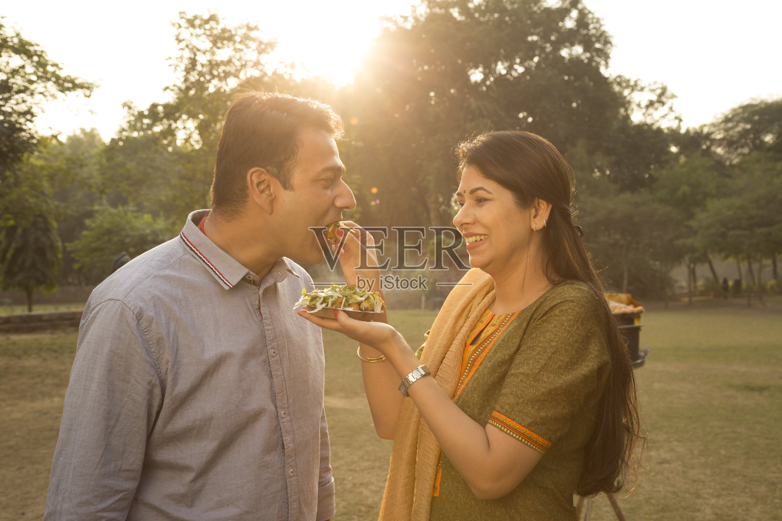 成熟的夫妇在公共公园的股票照片照片摄影图片