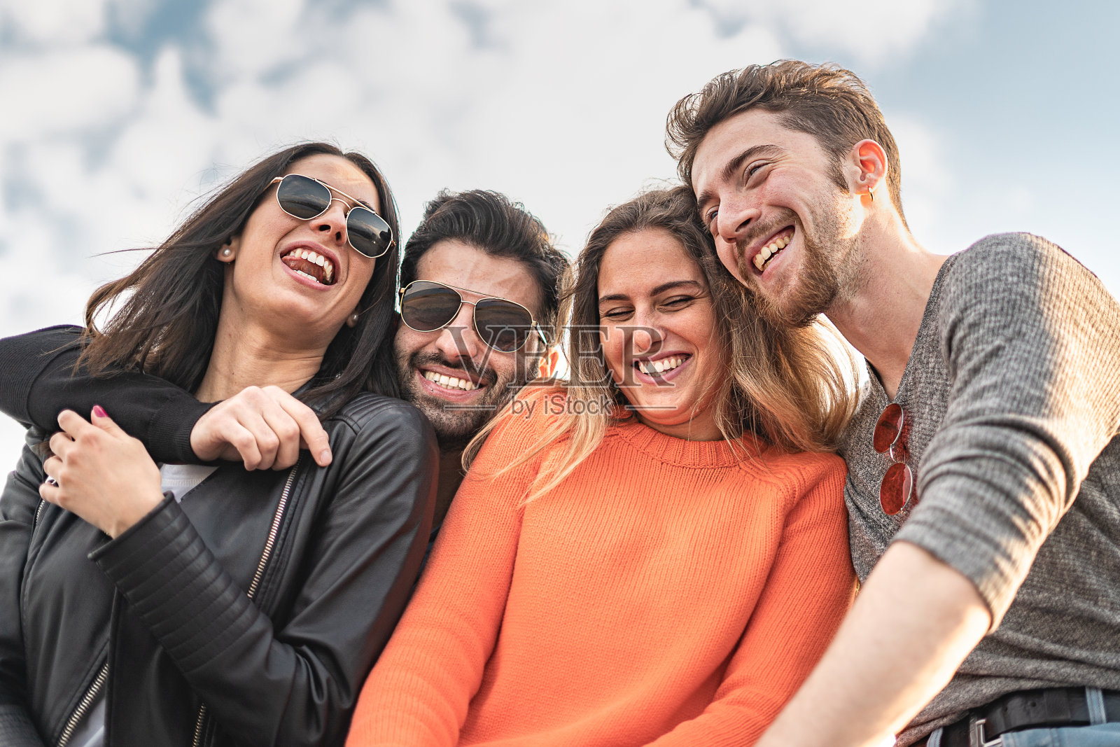 一群快乐的朋友在户外微笑照片摄影图片