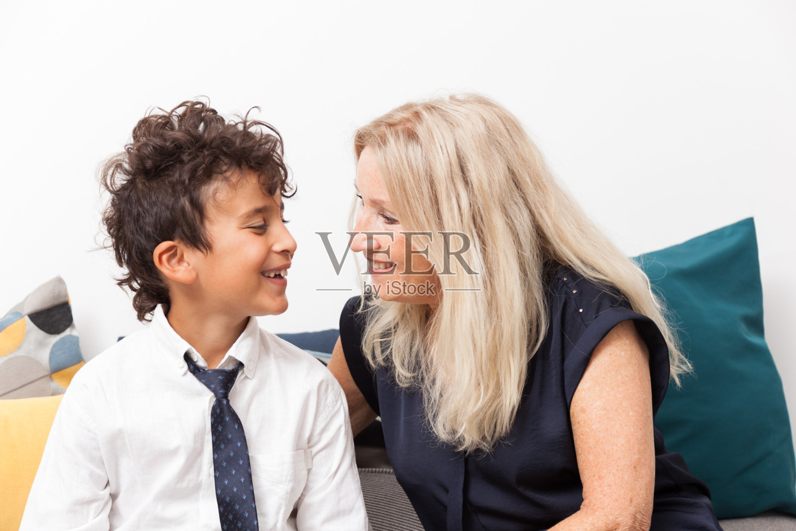 祖母和她的孙子。照片摄影图片