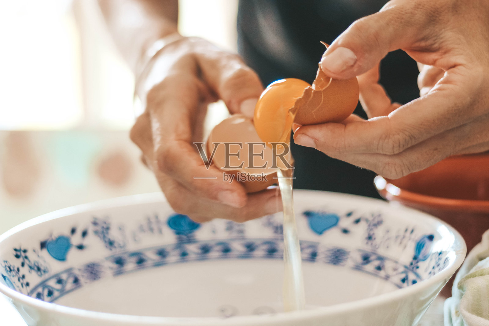 将蛋黄与蛋白分离照片摄影图片