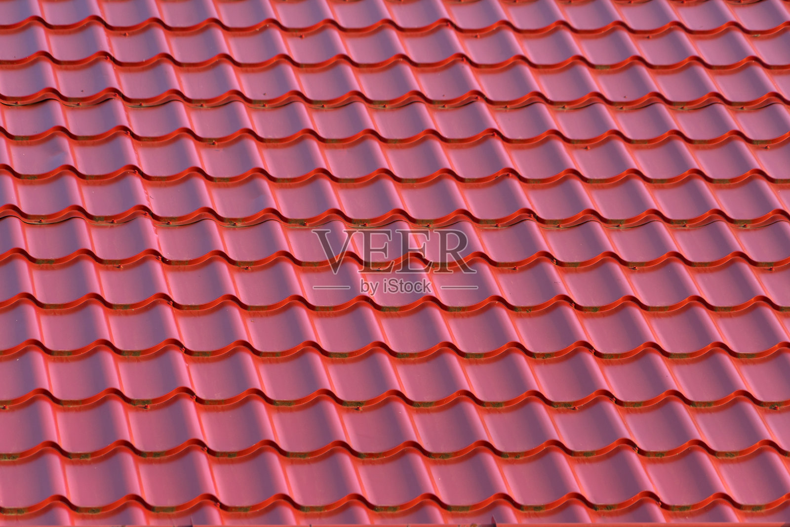 带有现代红色金属瓦的屋顶照片摄影图片