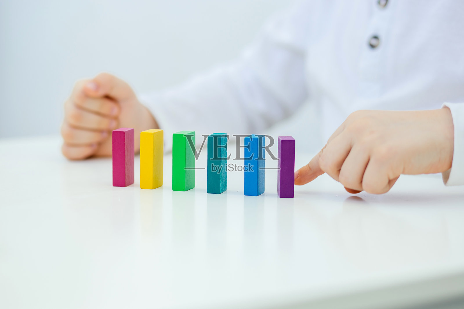 单行排列的积木:儿童自闭症诊断概念,儿童玩彩色木制积木工具,近景照片摄影图片