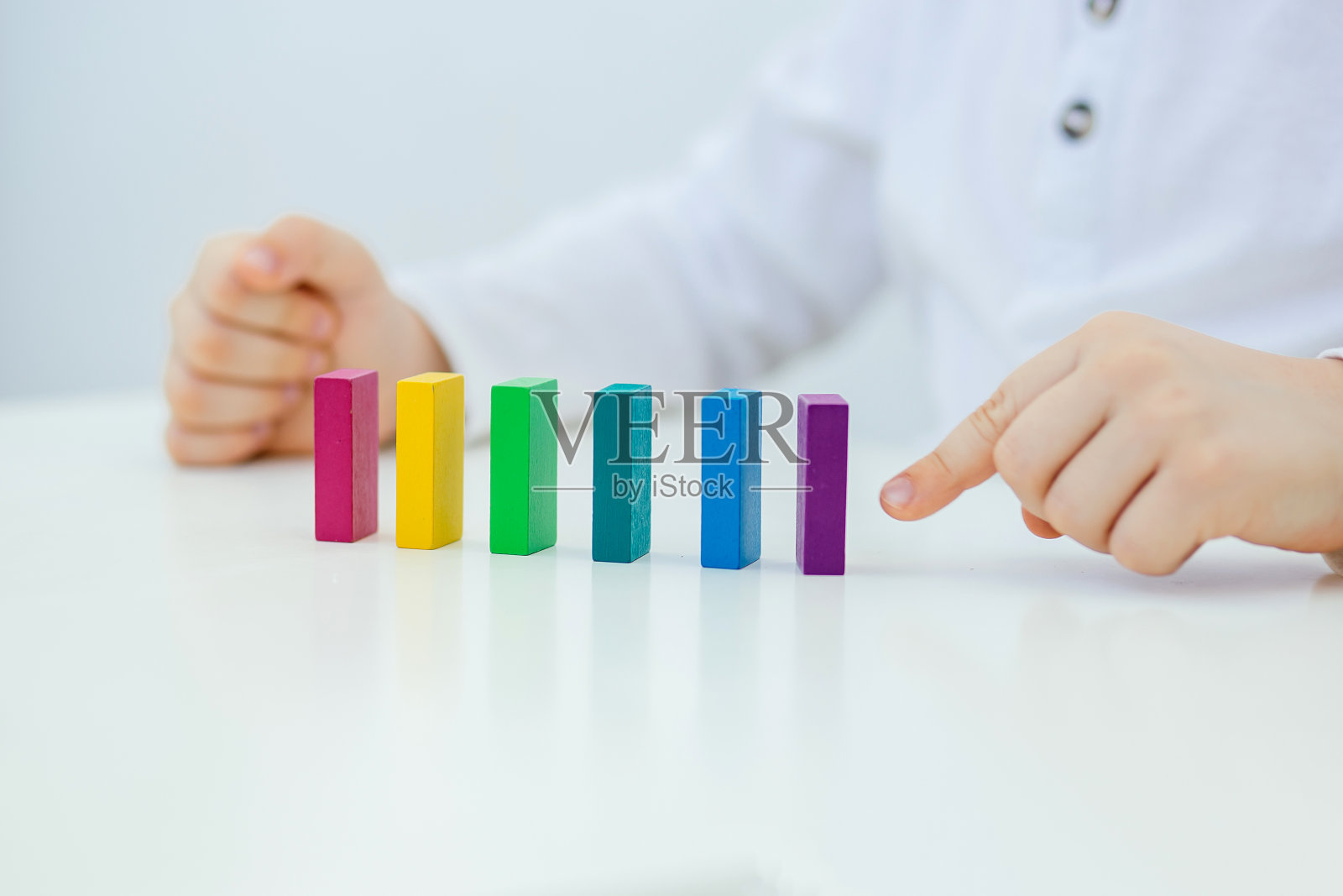 单行排列的积木:儿童自闭症诊断概念,儿童玩彩色木制积木工具,近景照片摄影图片