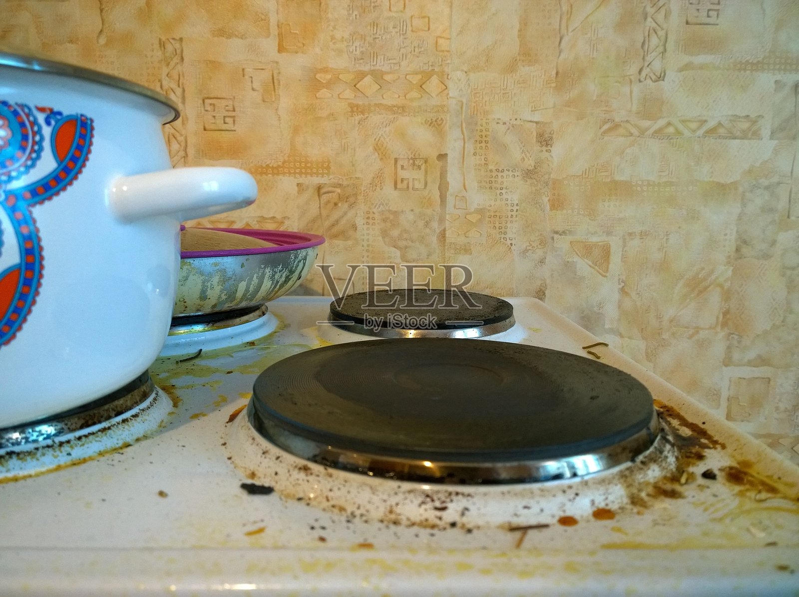 又旧又脏的白色电炉和煎锅。房屋和厨房清洁,不卫生。家庭。垃圾、肮脏和混乱的问题。使用消毒剂和洗涤剂的概念。照片摄影图片