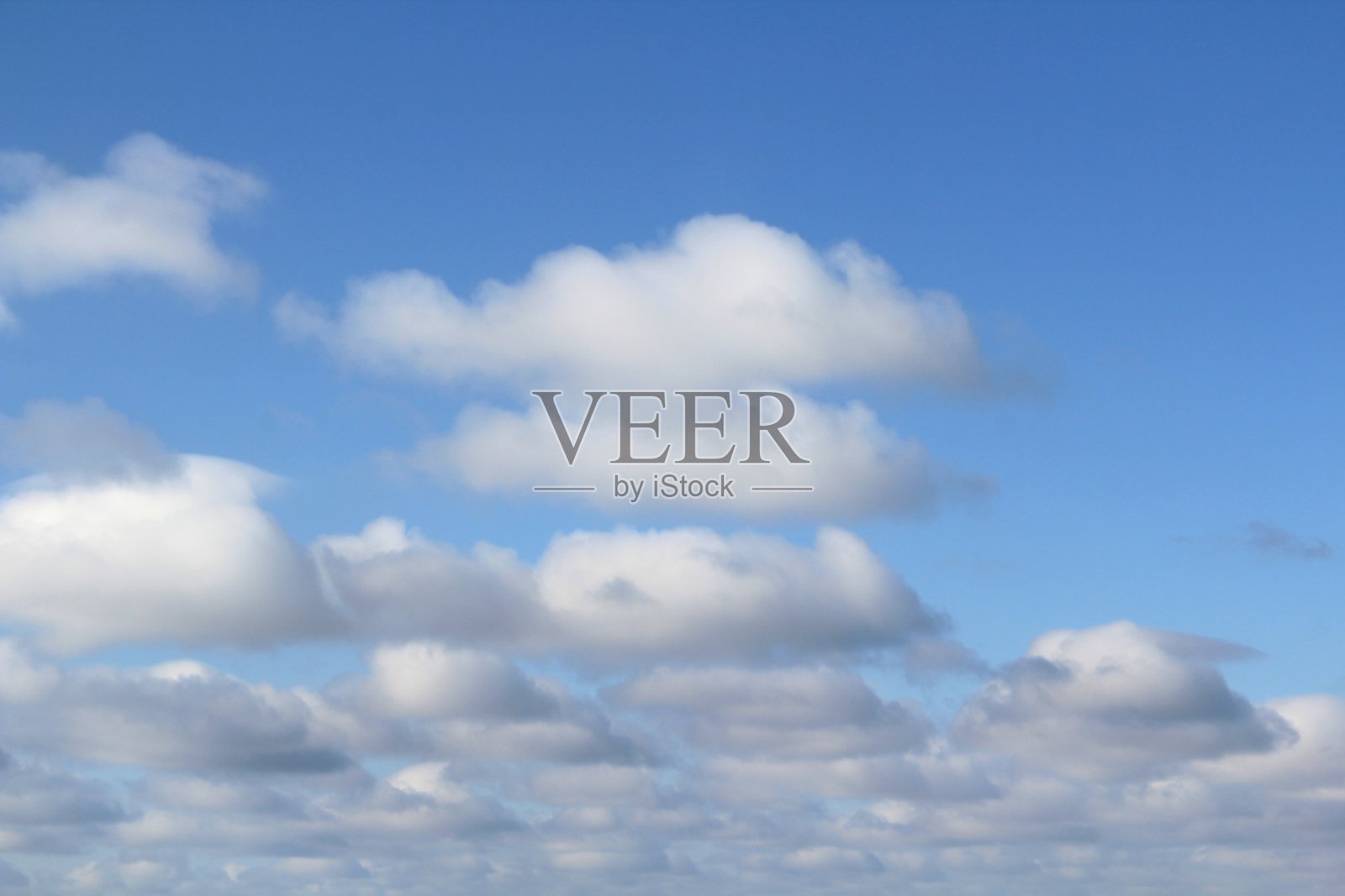 可爱的白云在蓝天的背景上照片摄影图片