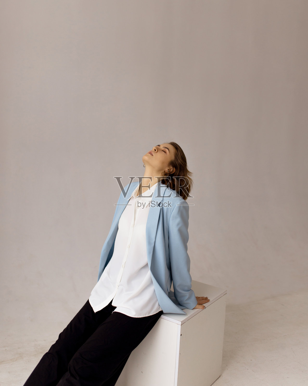 一个年轻美丽的女人的自然肖像照片摄影图片