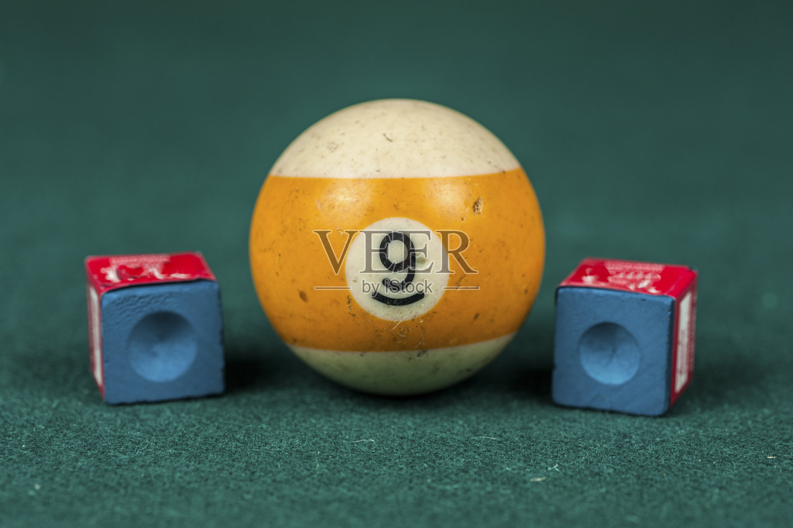 台球桌上的球和球杆。台球运动的概念。照片摄影图片