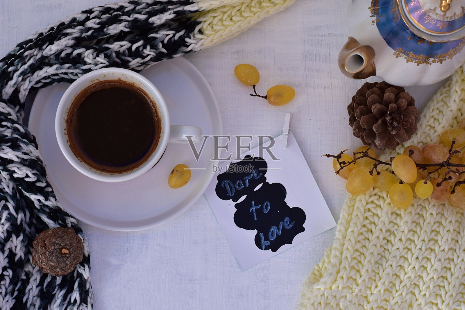 新鲜的咖啡在秋天的背景/秋天舒适的概念/秋天在家照片摄影图片