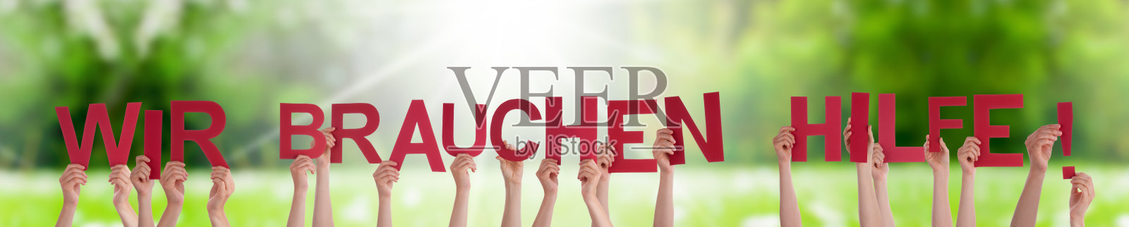 人们手牵着手说我们需要帮助意味着我们需要帮助,草地照片摄影图片