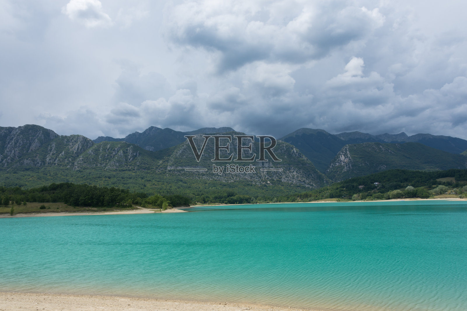 圣文森索城堡,Isernia, Molise。湖中。照片摄影图片