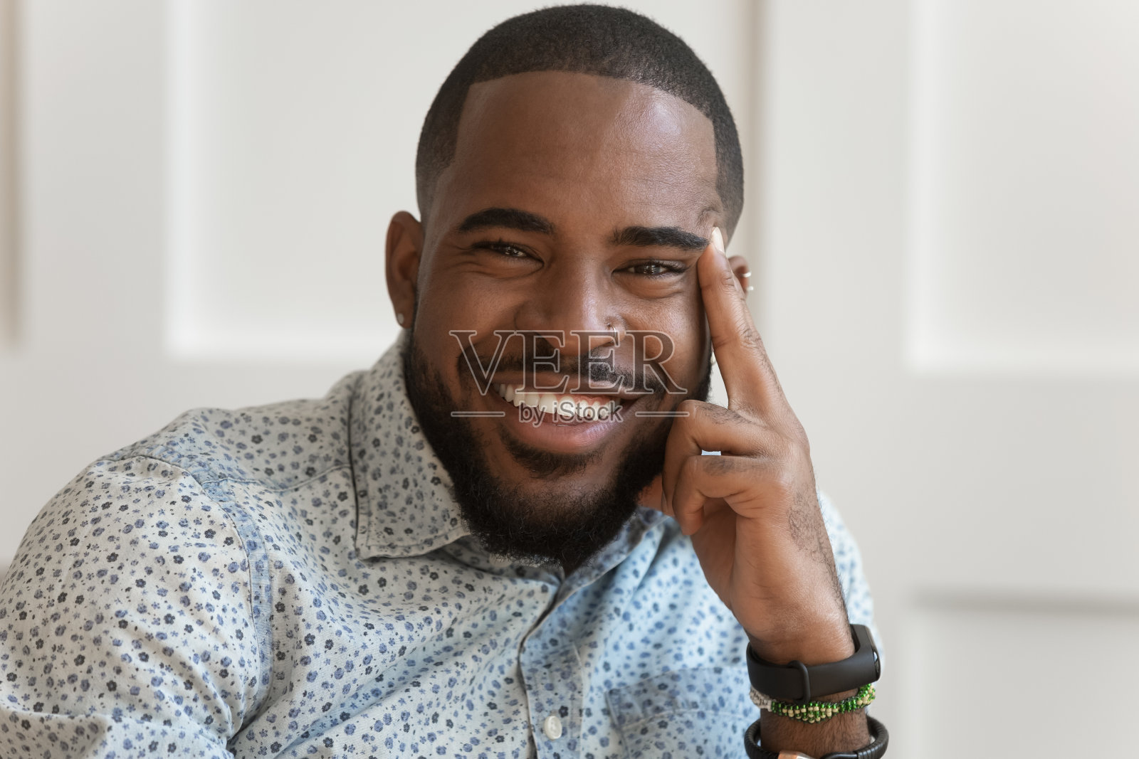 特写非洲人微笑着看镜头照片摄影图片