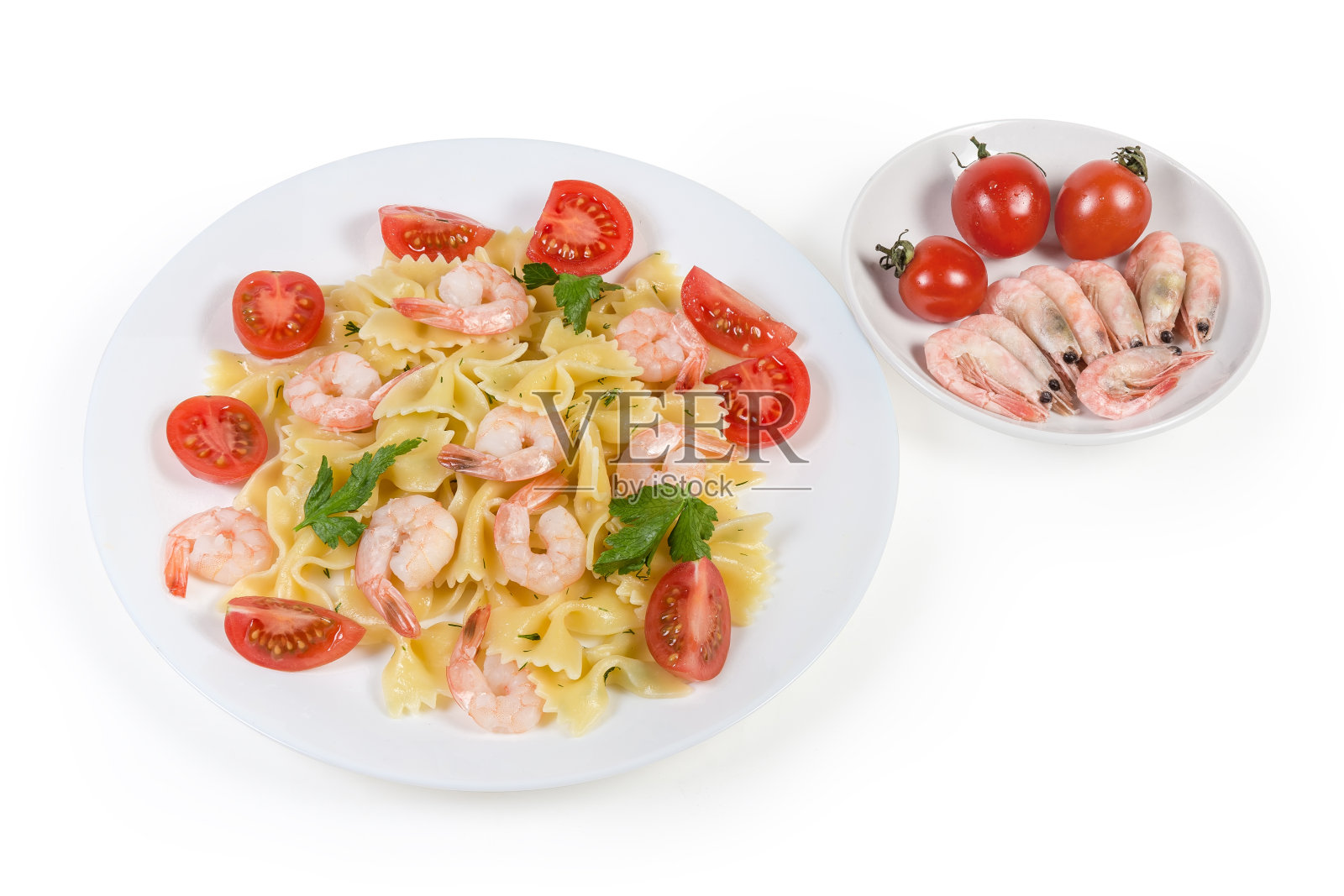 煮熟的意大利面,虾尾和樱桃番茄照片摄影图片