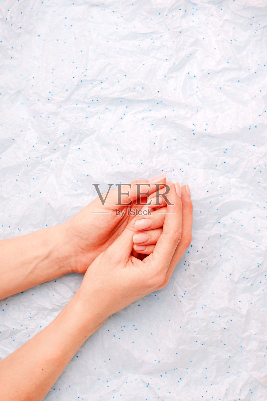 特写女人的手与精致的美甲,最小的背景,美容行业水疗沙龙时尚的横幅,传单,优惠券,拷贝空间照片摄影图片