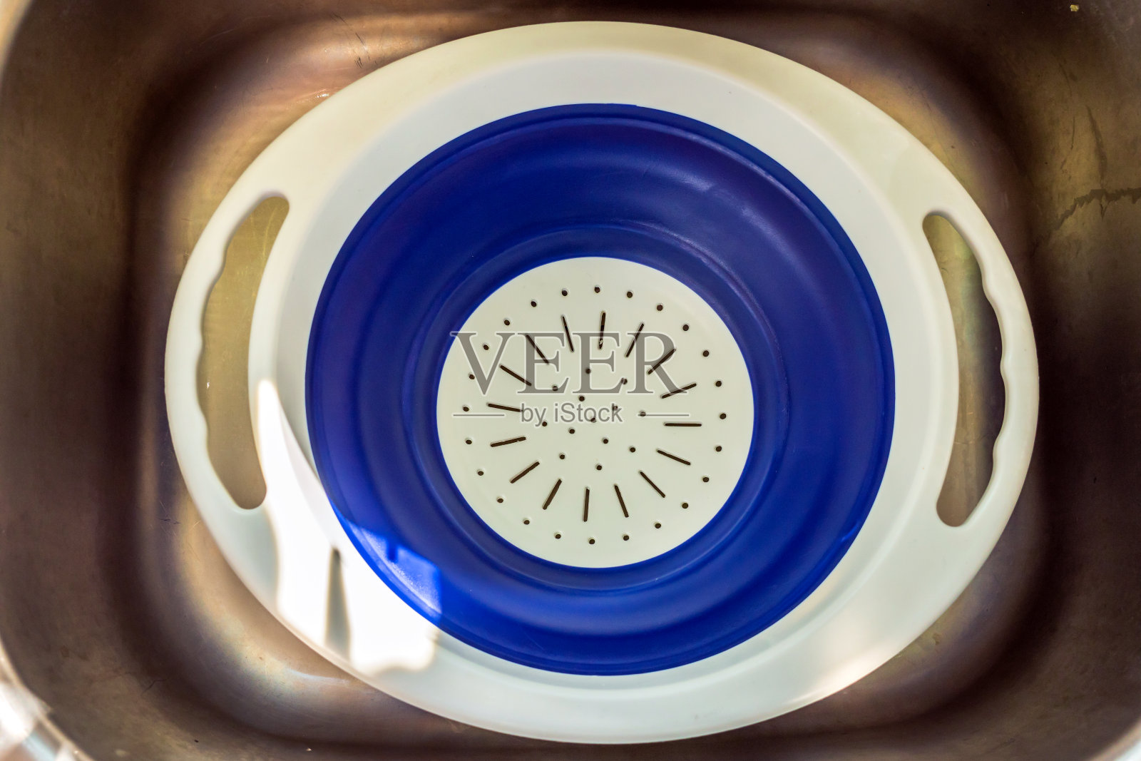 厨房水槽内的塑料滤水器,为热食准备照片摄影图片