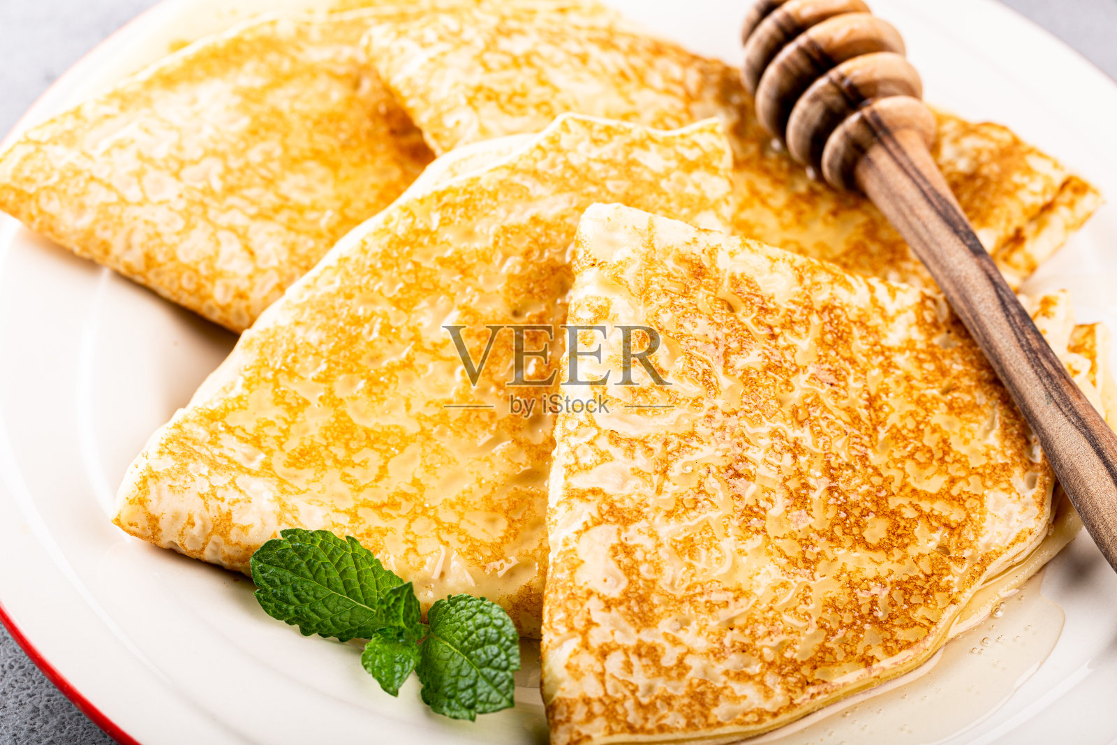 美味美味自制的可丽饼或煎饼照片摄影图片