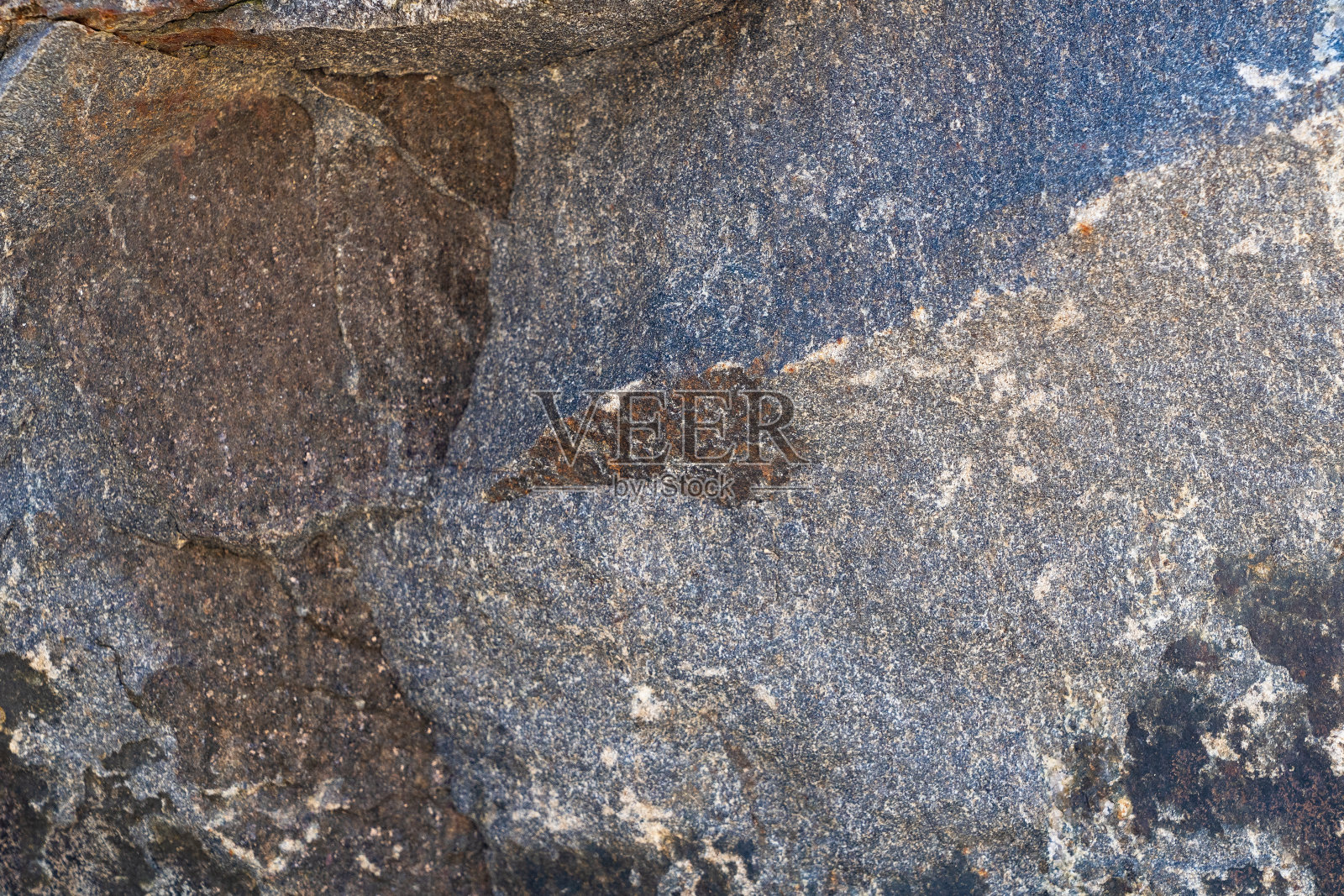 天然岩花岗岩的纹理天然岩花岗岩,岩浆结构中含有石英和云母以及侵蚀和氧化的痕迹。照片摄影图片