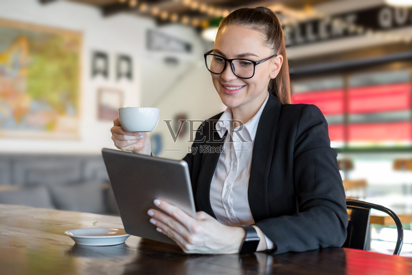 商业女性使用数字平板电脑照片摄影图片