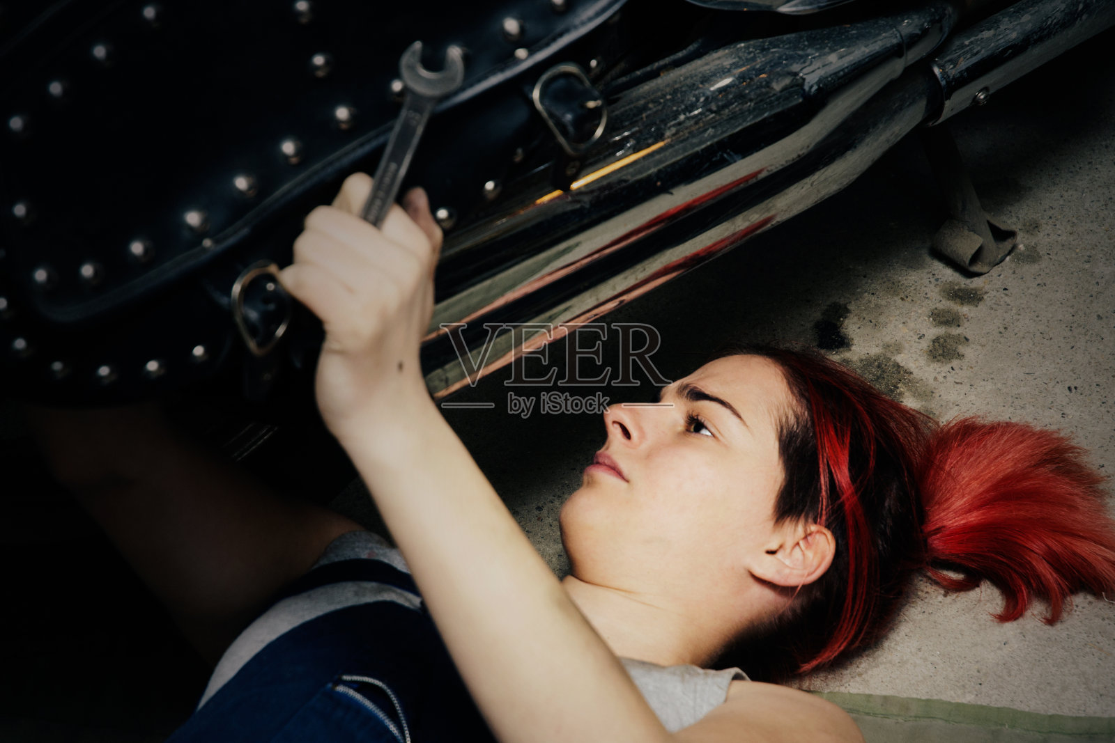 女孩在车库里照片摄影图片