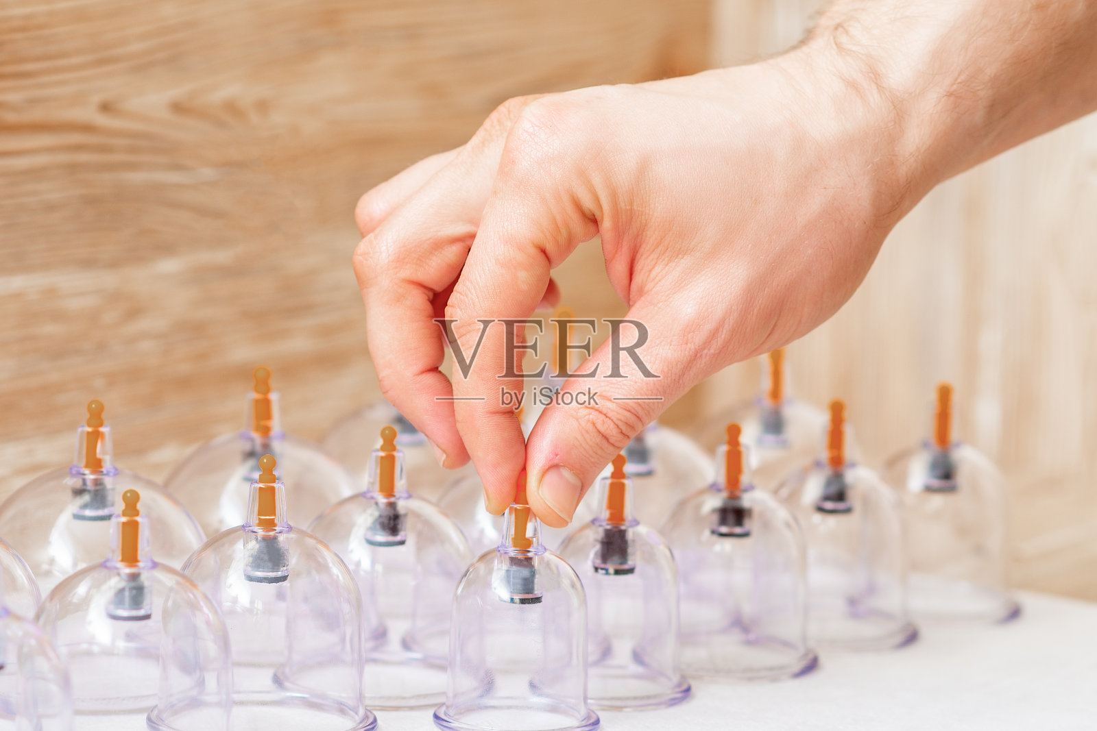 手拿真空玻璃罐。照片摄影图片